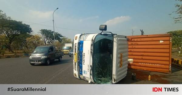 Sopir Ngantuk, Truk Bawa Kayu Terguling Di Tol Perak