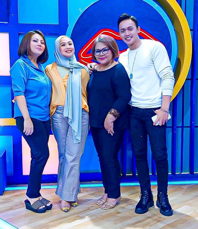 7 OOTD Eva Manurung Ibunda Virgoun, Ragam Pilihan Simpel!