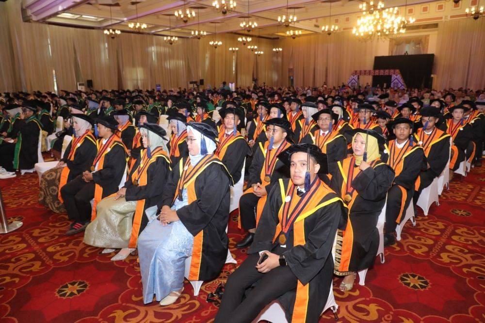 Gelar Wisuda Tahun Akademik 2023/2024, Polteknaker Luluskan