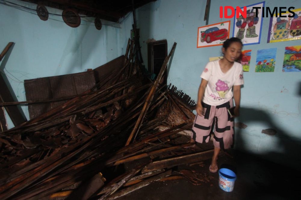 Hujan Angin, Rumah Kakek Penderita Stroke di Magetan Roboh