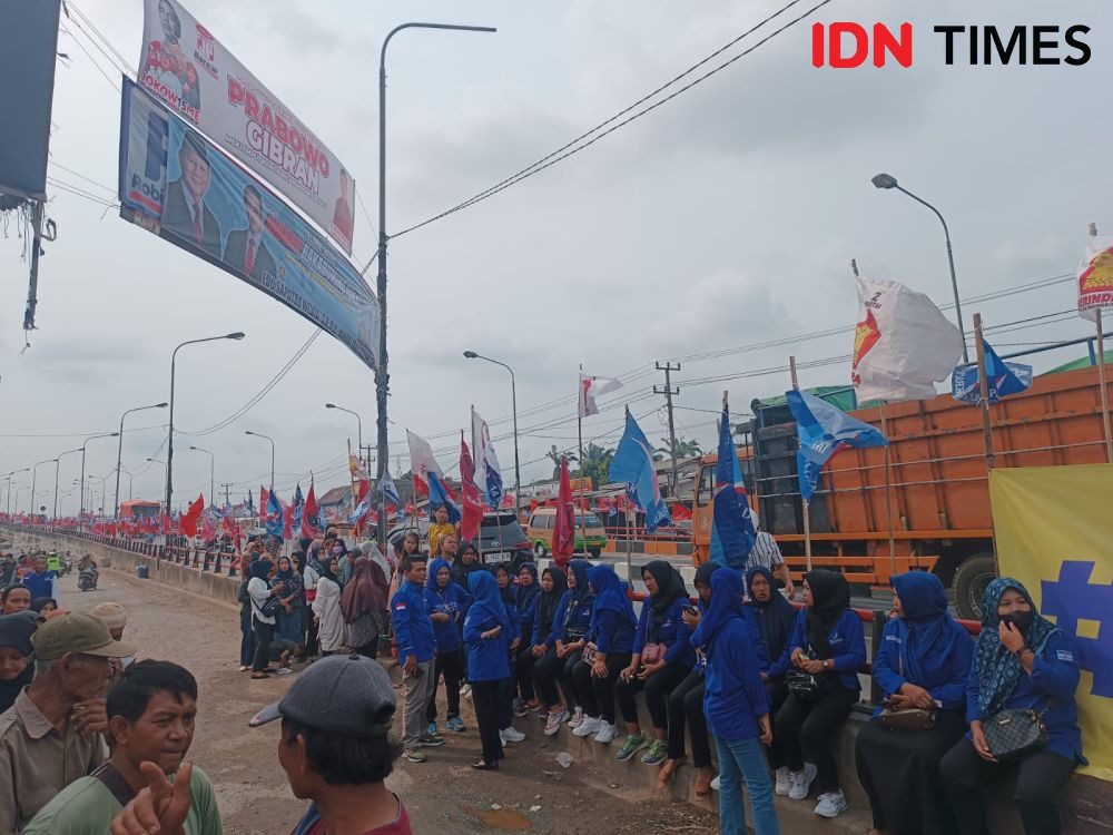 Bendera PDIP Sambut Safari Politik Gibran di Pasar Natar, Lamsel