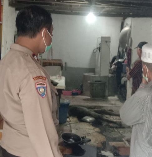 Warga Curiga Bau Bangkai, Temukan Mayat Pria Membusuk di Rumah