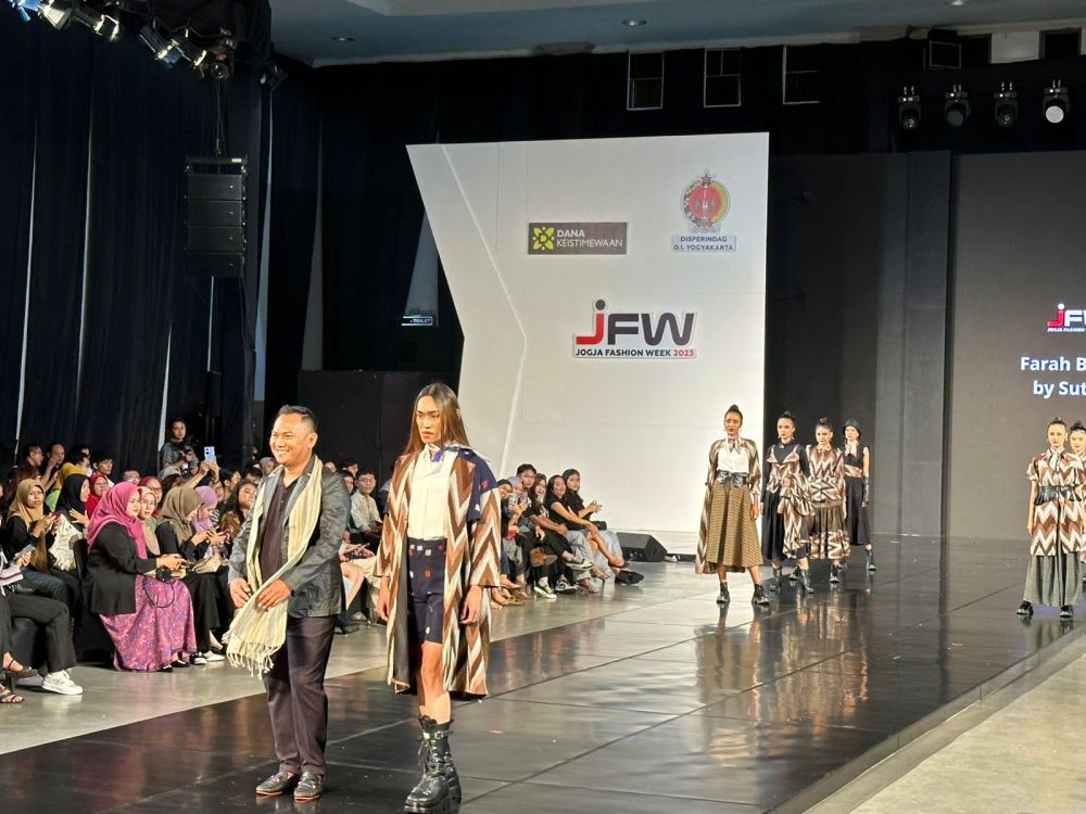 Melenggang di Jogja Fashion Week, Farah Button Pilih Kain Tradisional