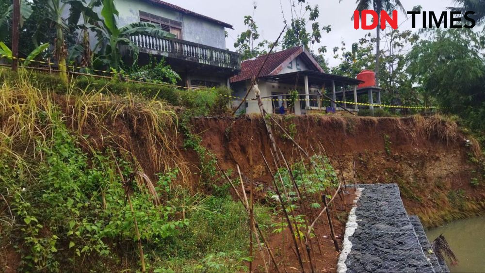 Pohon Tumbang, Banjir, Tanah Longsor Landa Tangsel