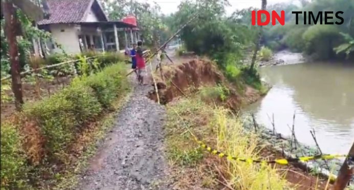 Banyumas Mulai Diguyur Hujan, Talud Sungai Kalireja di Sumpiuh Longsor