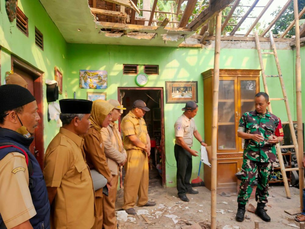 Dua Rumah di Bandung Barat Rusak Berat Diterjang Angin dan Longsor