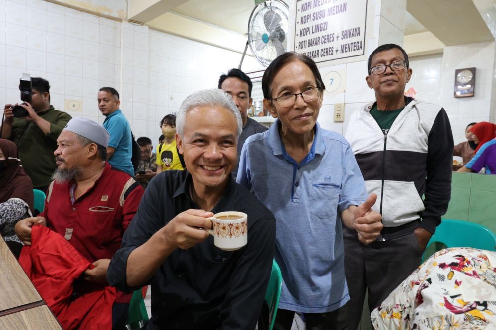 Warga Asahan Ngopi Bareng Ganjar di Kedai Kopi Legendaris Chong Bie