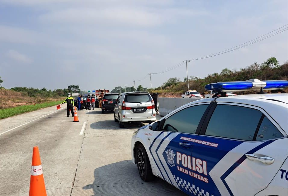 PNS Kecelakaan Tunggal di Tol Lampung, Mobil Terguling Ringsek Parah!