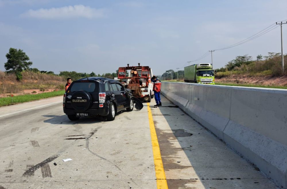 PNS Kecelakaan Tunggal di Tol Lampung, Mobil Terguling Ringsek Parah!