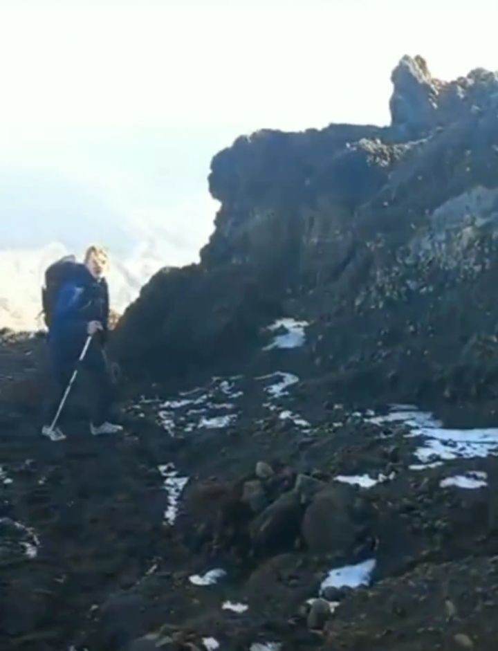 Fenomena 'Salju' di Puncak Gunung Rinjani, ini Penjelasan BMKG! 