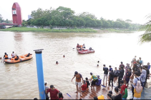 Mengenal Tradisi Keramas Massal di Sungai Cisadane