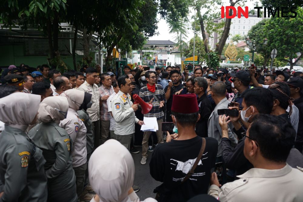 Puluhan Orang Geruduk Satpol PP Kota Jogja, Pertanyakan Pencopotan Baliho Ganjar