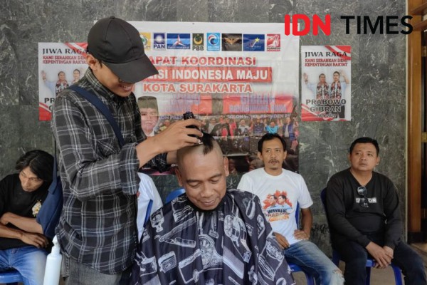 Relawan Prabowo-Gibran Solo Cukur Gundul, Yakin Menang di Kandang PDIP