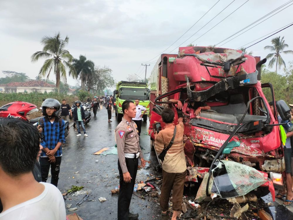 Kecelakaan Maut Bus Brimob Vs Truk LPG di Lamtim, 1 Tewas!