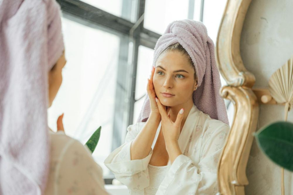 6 Cara Mengatasi Wajah Beruntusan Akibat Skincare, yuk Terapkan!