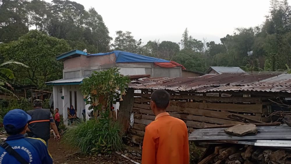 Angin Puting Beliung Rusak 4 Rumah Warga di Dempo Utara Pagar Alam