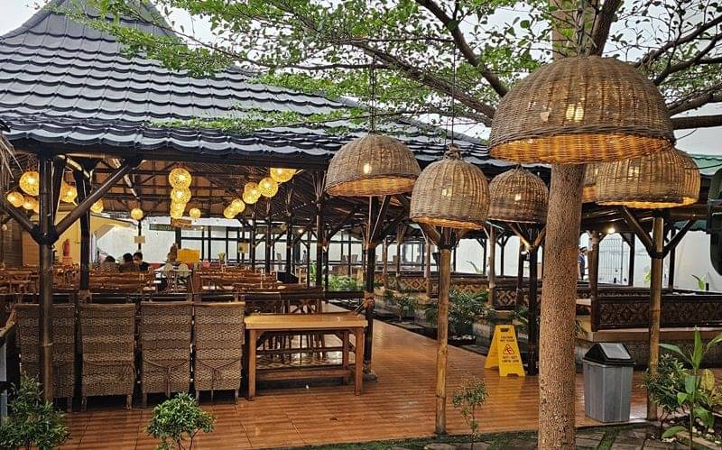 Tempat Makan Keluarga Suasana Pedesaan Di Jakarta