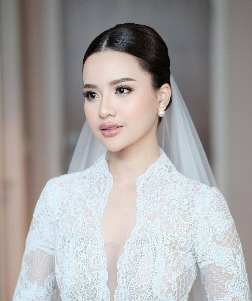 Inspirasi Gaun Dan Makeup Pemberkatan Anggi Marito, Elegan!