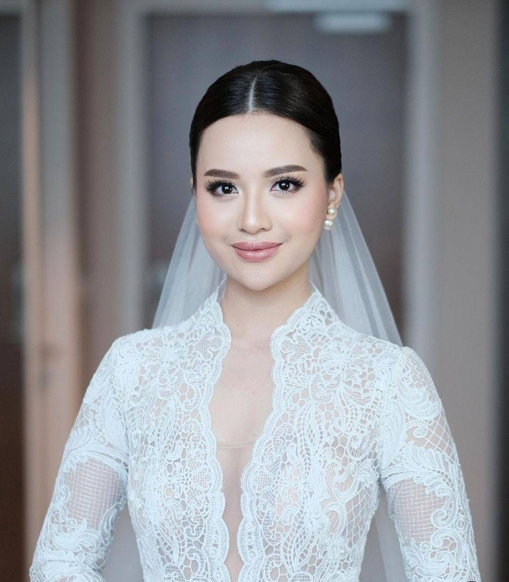 Inspirasi Gaun Dan Makeup Pemberkatan Anggi Marito, Elegan!