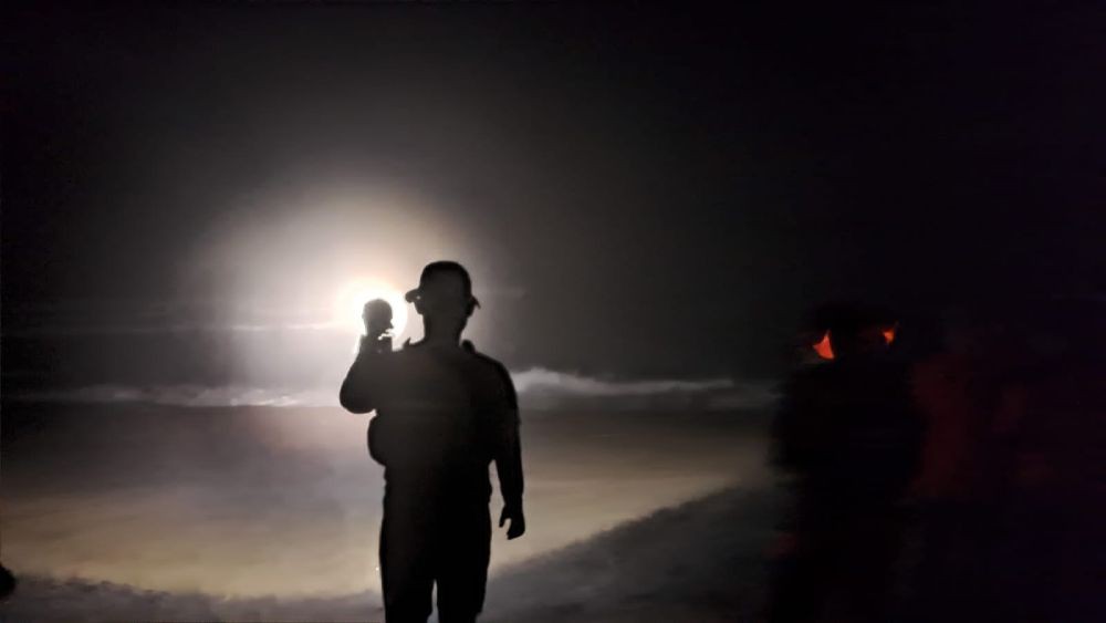 Renang di Pantai Dewaruci Purworejo Agus Joko Digulung Ombak