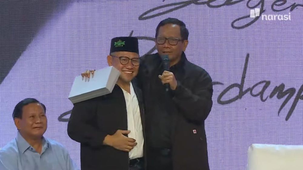 Mahfud Beri Buku Biografinya Saat Jadi Ketua MK Ke Gibran