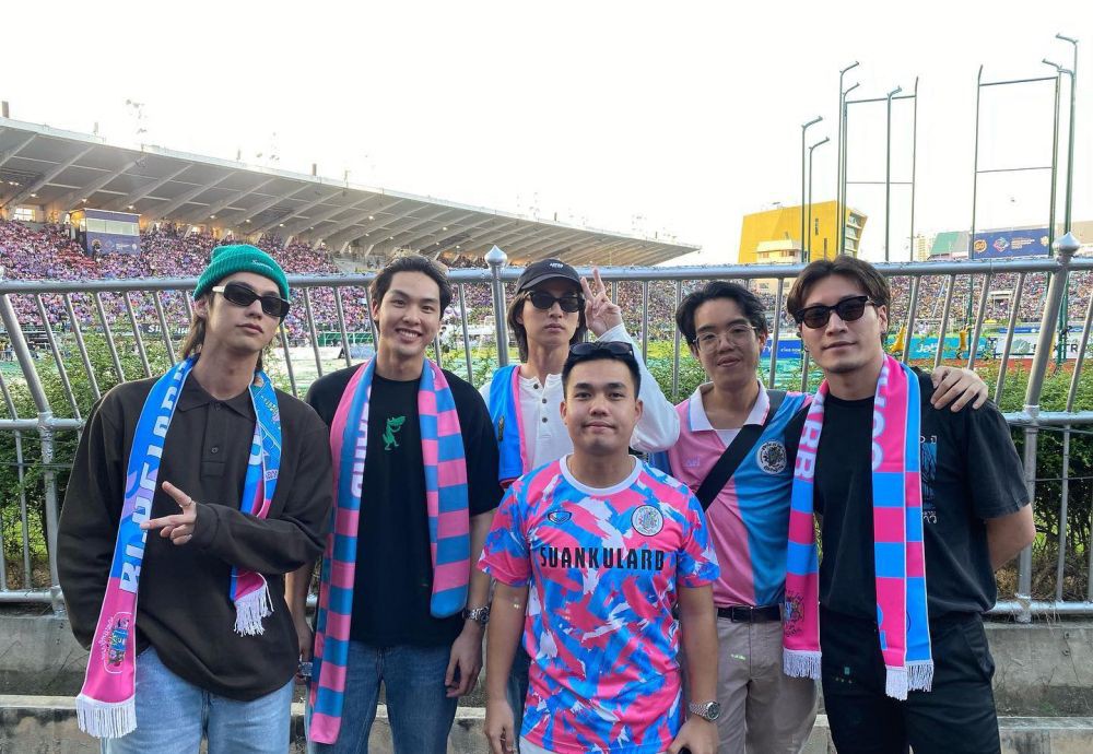 8 Foto Bright Vachirawit Dan Gulf Kanawut Nonton Bola Bareng