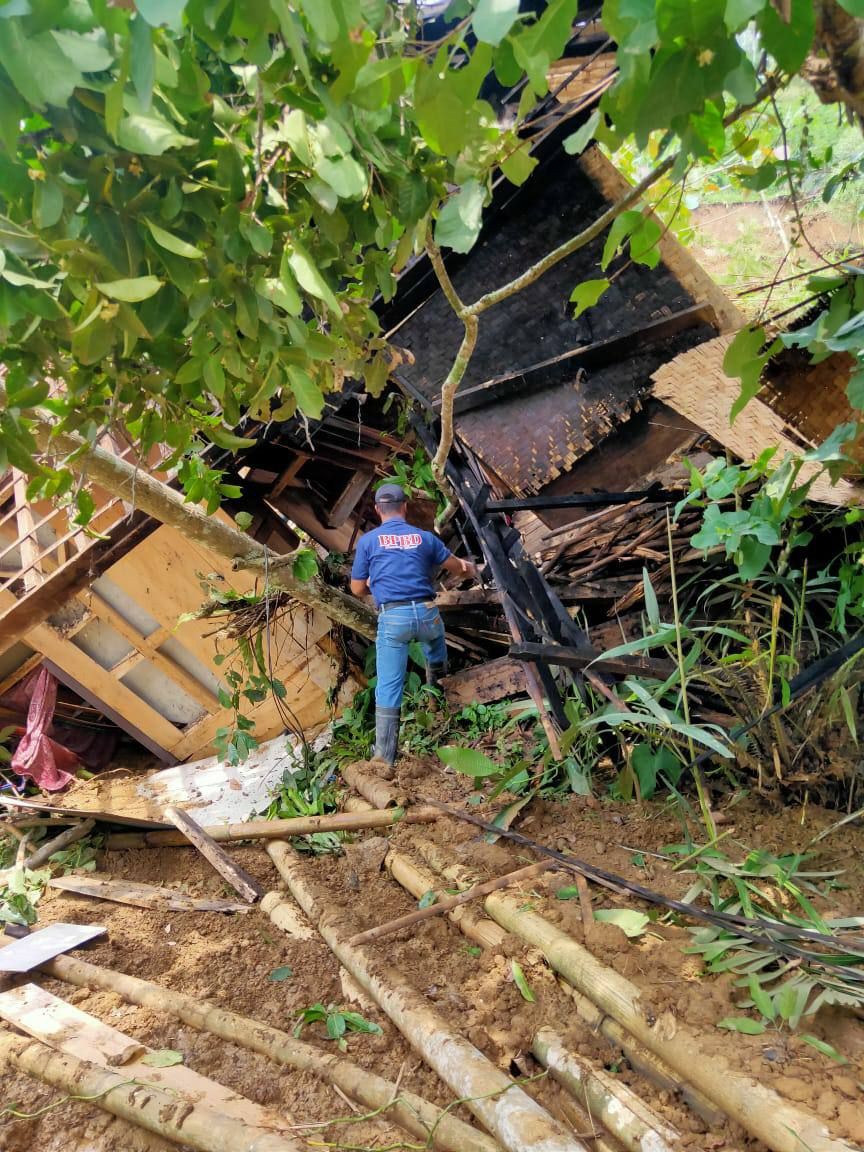 Longsor Rusak Tiga Rumah Panggung di Bandung Barat