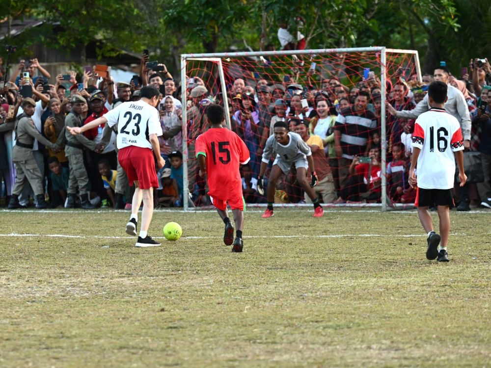 Jokowi Main Sepak Bola Bareng Pelajar di Papua