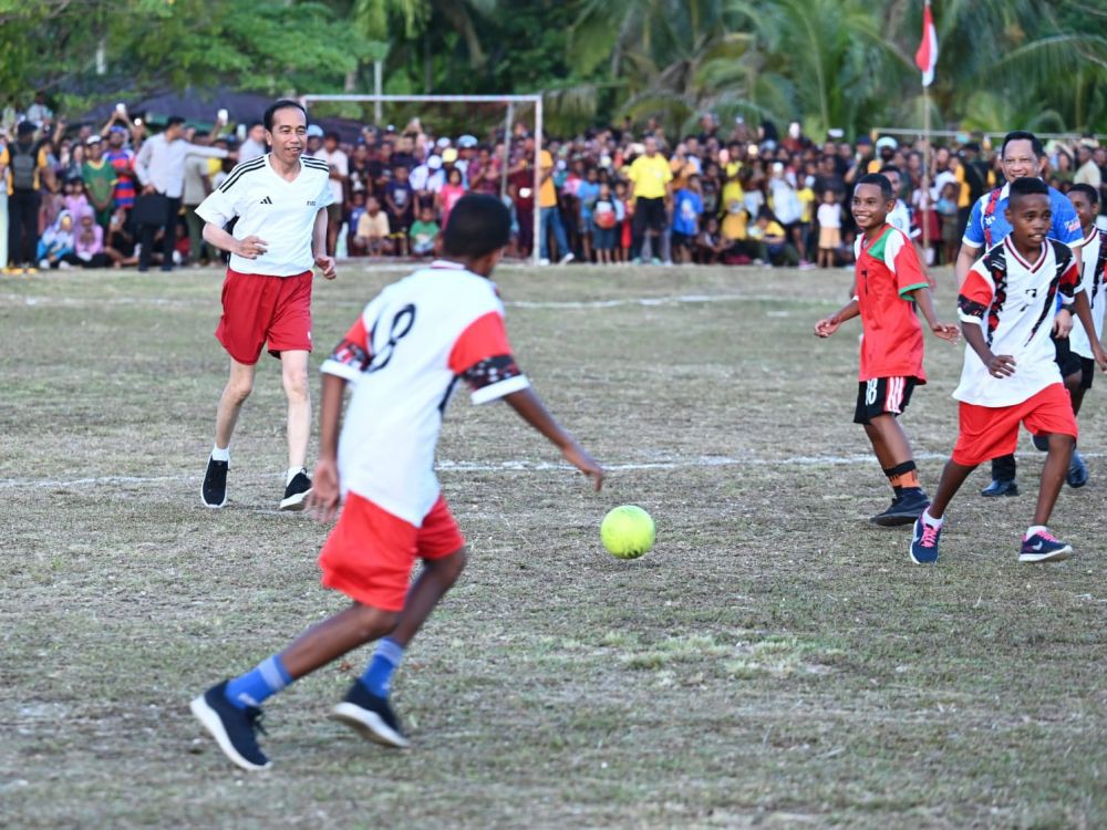 Jokowi Main Sepak Bola Bareng Pelajar di Papua