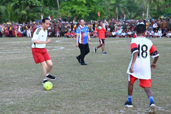 Jokowi Main Sepak Bola Bareng Pelajar di Papua