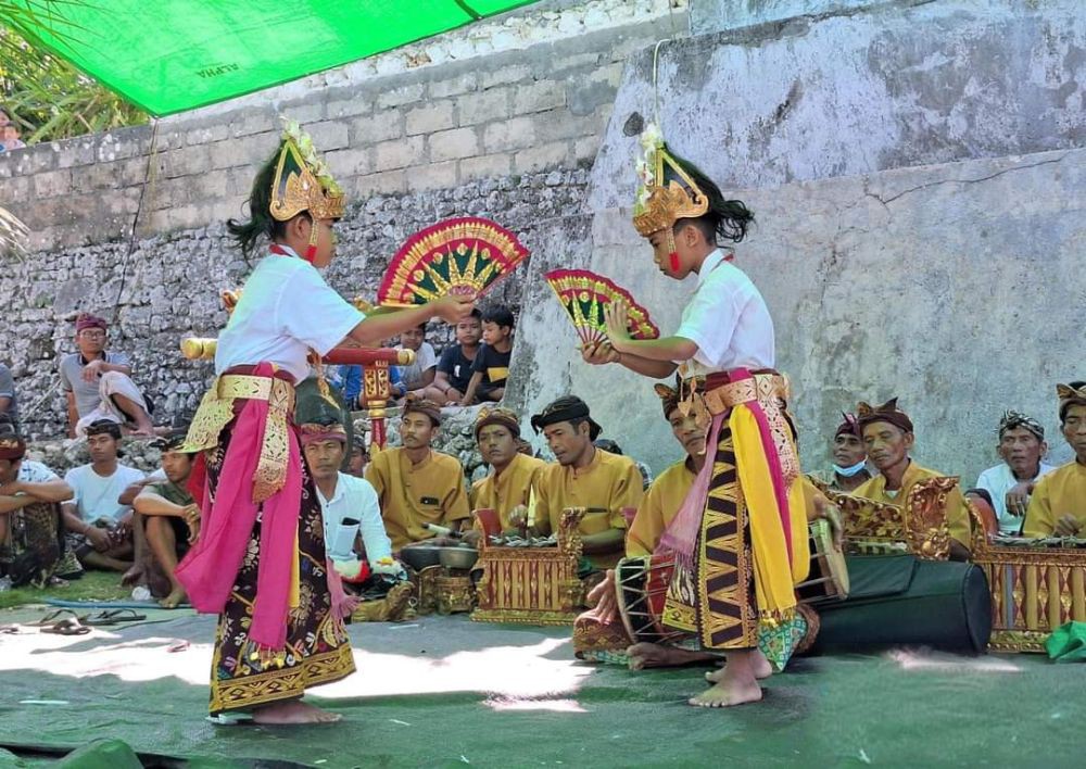 Jalan Akhirnya Diaspal, Warga Nusa Penida Persembahkan Tarian Sakral