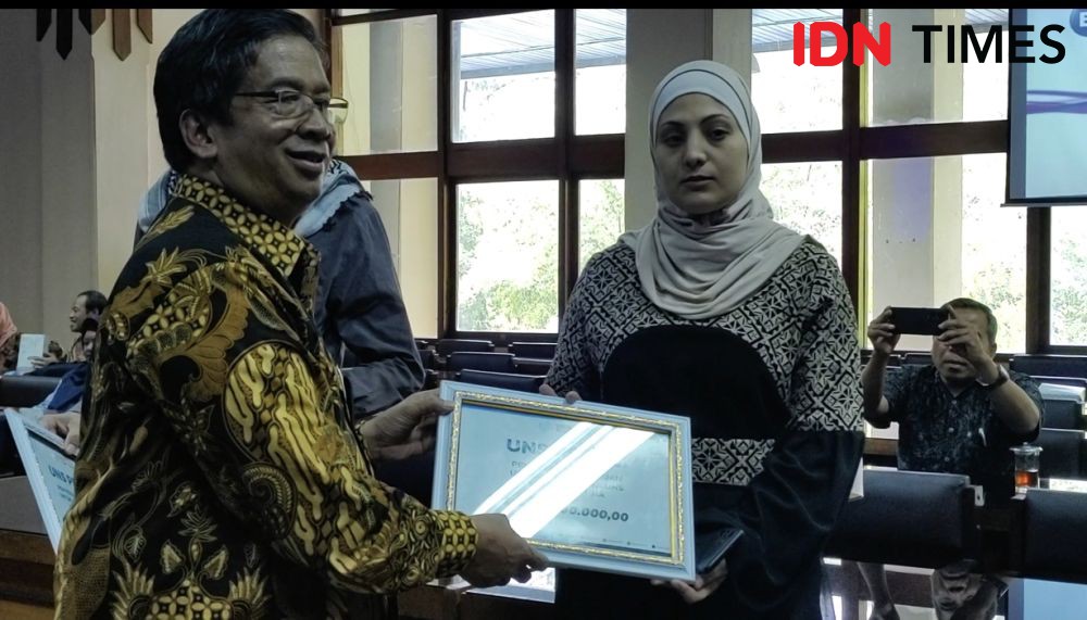 Rektor Serahkan Bantuan Kepada Mahasiswa UNS Asal Gaza Palestina