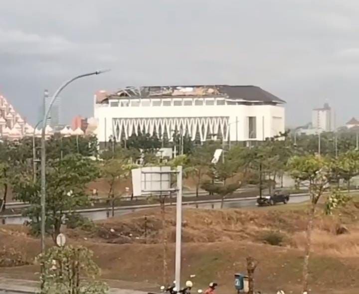 Cuaca Ekstrem, Pohon Tumbang-Atap Wisma Negara di Makassar Terangkat