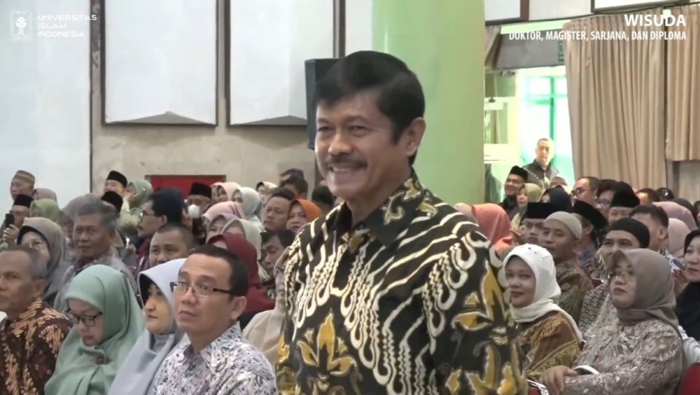 Momen Coach Indra Sjafri Hadiri Wisuda Putrinya di UII Yogyakarta