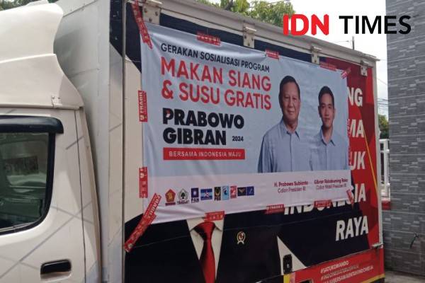 Hari Pertama, Tim Prabowo-Gibran Majalengka Bagi-bagi Susu