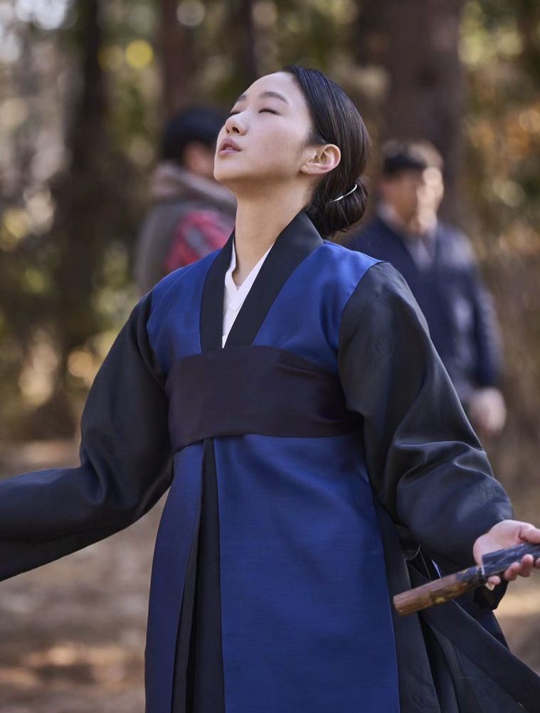 Still Cut Film Exhuma, Kim Go Eun dan Lee Do Hyun Jadi Dukun