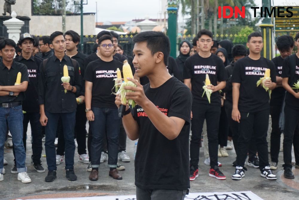 Mahasiswa Bawa Jagung di Titik Nol, Simbol Demokrasi Seumur Jagung