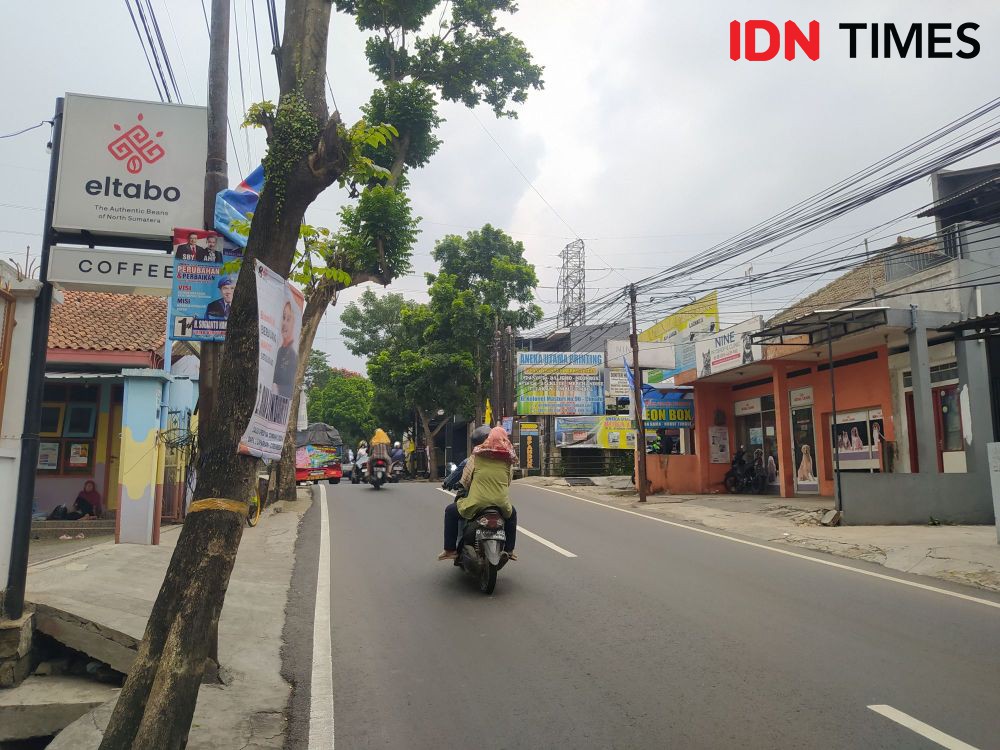 APK Caleg Dipasang Serampangan di Pohon dan Tiang Listrik di Cimahi