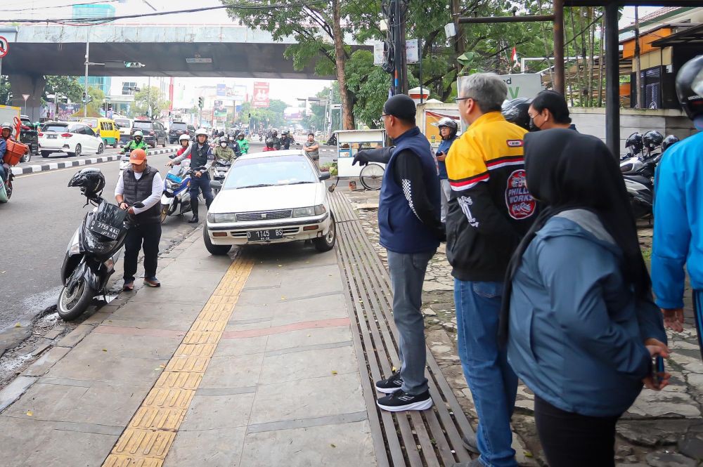 Sekda Bandung Intruksikan Trotoar Tak Jadi Lahan Parkir Liar Kendaraan