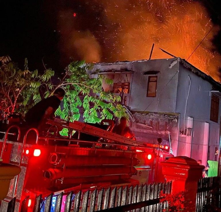 Petugas Damkar OKU Gugur Usai Tertimpa Reruntuhan Saat Padamkan Api