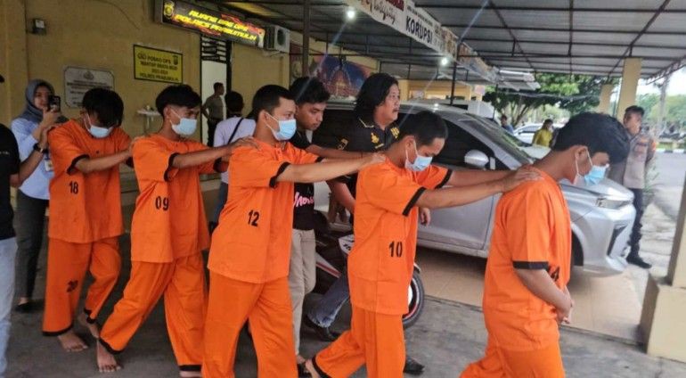 Berlagak Gangster, Remaja Prabumulih Tawuran Sambil Live Medsos