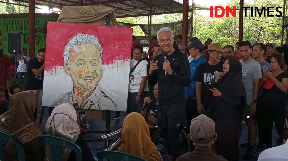 Ganjar Semringah Dapat Hadiah Lukisan dari Pelukis Disabilitas Lombok 