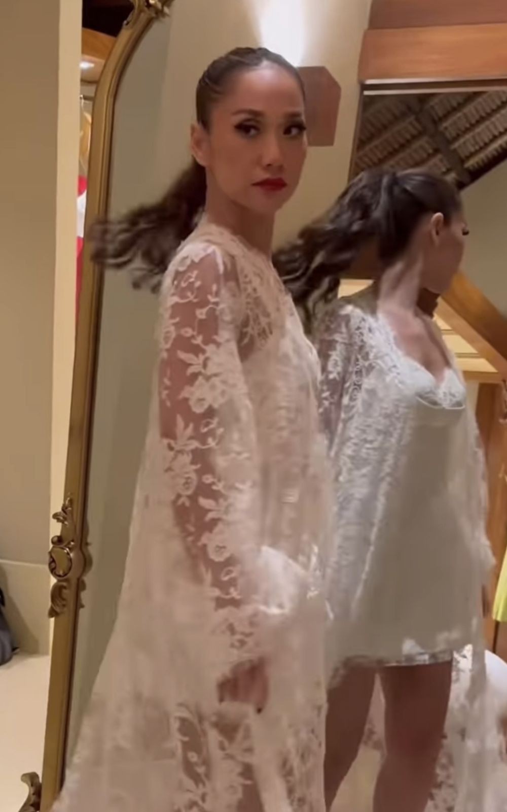 7 Makeup dan Busana Resepsi Bunga Citra Lestari, Anggun!