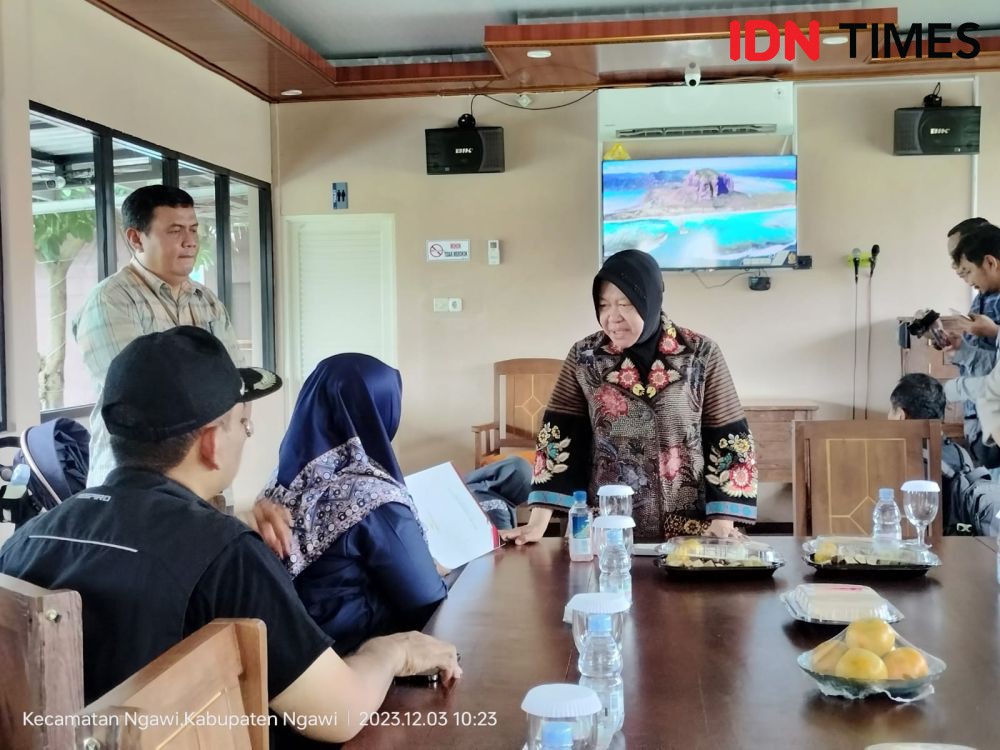 Mensos Risma Kunjungi Balita Penderita Hidrosefalus di Ngawi