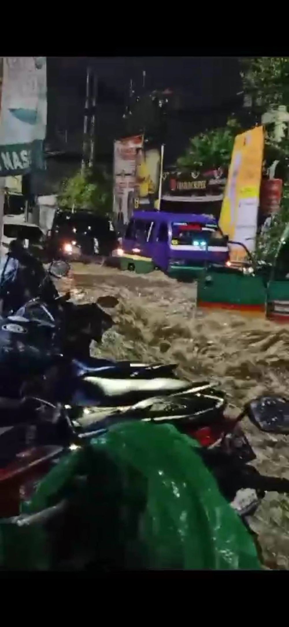 Viral Angkot Berisi Penumpang Terseret Banjir di Kota Cimahi