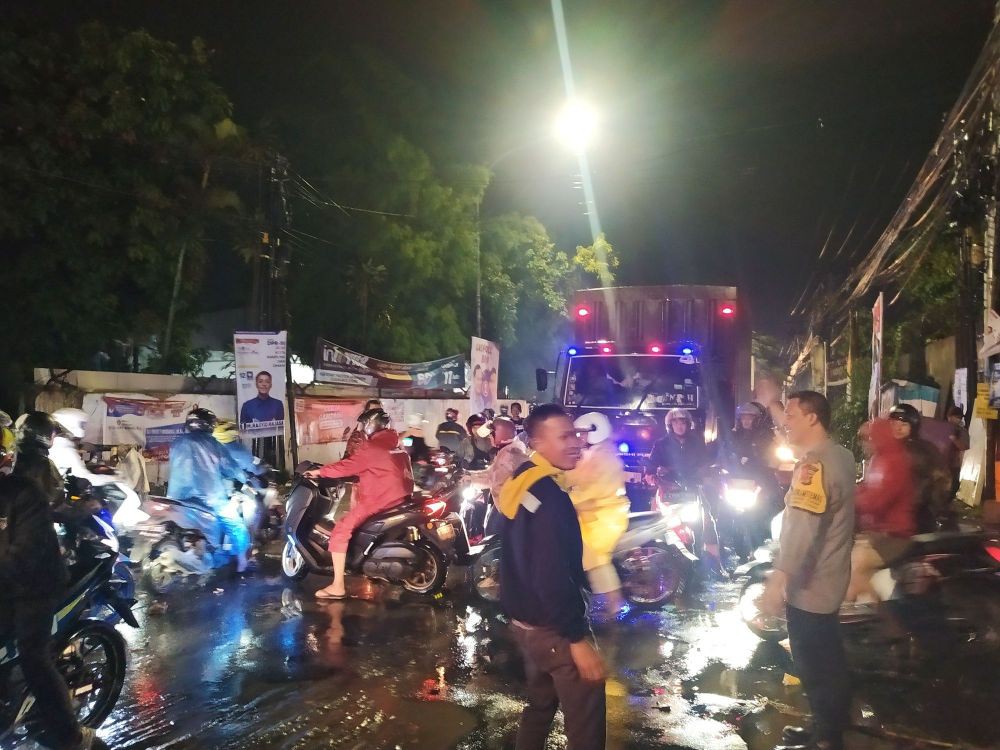 Viral Angkot Berisi Penumpang Terseret Banjir di Kota Cimahi