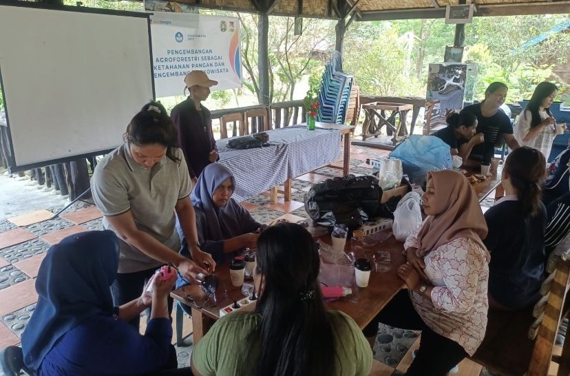 Teh Herbal Kreasi Kelompok NandeTa di Desa Namo Sialang
