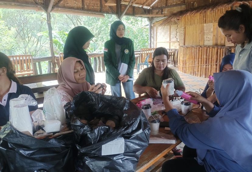 Teh Herbal Kreasi Kelompok NandeTa di Desa Namo Sialang