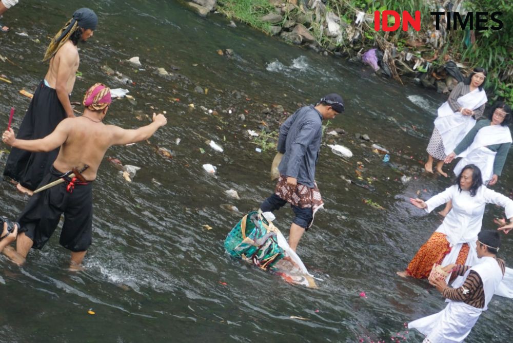 Warga Melarung Topeng Ade Armando di Sungai Gajah Wong Jogja