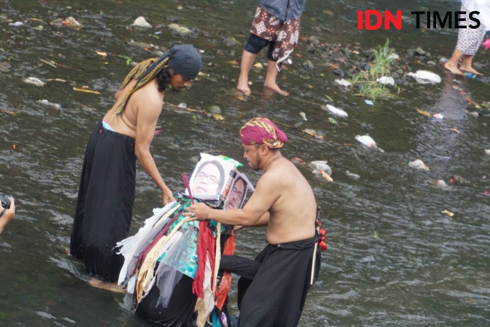 Warga Melarung Topeng Ade Armando di Sungai Gajah Wong Jogja